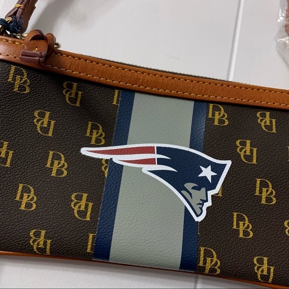 NEW Dooney & Bourke New England Patriots NFL Wrist Pouch DB Brady Logo Rare $108 - Picture 3 of 10